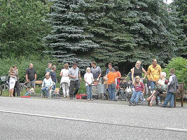 Die Straße füllt sich.