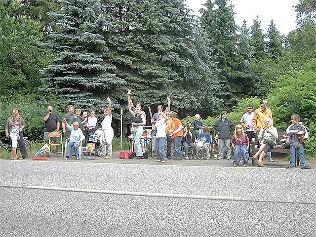 Winken für den Fotografen.